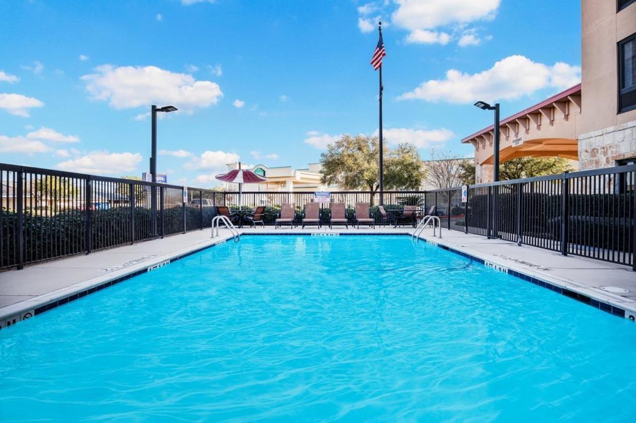 Hampton Inn San Marcos Exterior photo